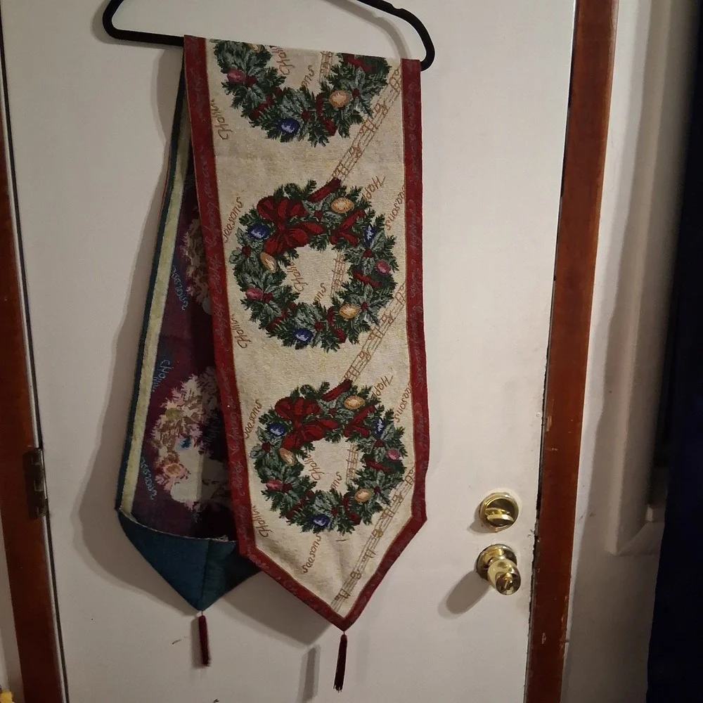 Christmas‎ Needlepoint Tapestry Table Runner Wreath Music Print Exquisite!